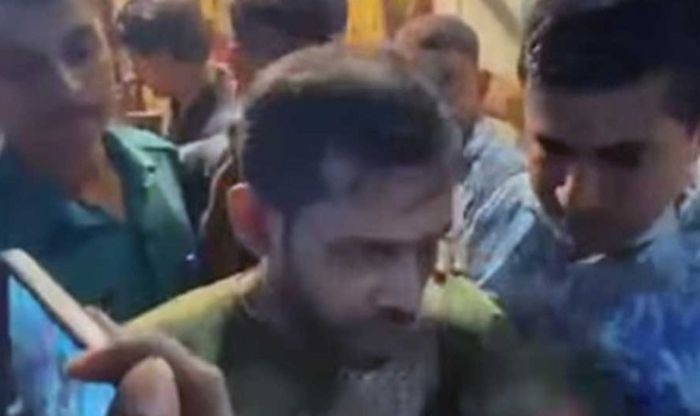 গ্রেপ্তার বাবার কাছ থেকে সরানোর সময় শিশুকে চড়, তদন্তে নেমেছে পুলিশ